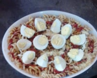 Macarrão parafuso ao molho de sardinha e ovos cozidos.