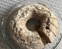 Bolo simples de coco com cobertura de chocolate (muito fácil)