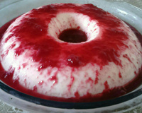 Flan de iogurte natural com calda de morango