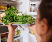 Aprendi com a minha avó um truque que faz as folhas da geladeira durarem muito mais, é bem simples e você só precisa de item de cozinha