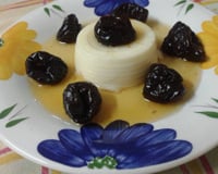 Manjar branco com calda de ameixas