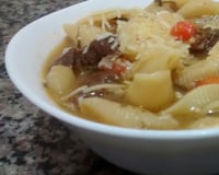 Sopa de legumes com músculo e massinha
