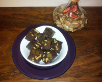 Fudge de chocolate com nozes e damasco