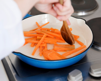 Você sabia que existe um tipo de panela que ajuda a não queimar a comida? Te contamos o segredo!