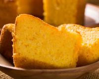 Passou o Dia das Mães, já podemos falar de Festa Junina: vem abrir a temporada com esse bolo de milho cremoso muito fácil de fazer