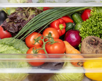 Pare de fazer isso na gaveta da geladeira: esse é o motivo das frutas amadurecerem rapidinho e as saladas ficarem murchas