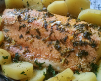 Salmão assado ao molho cítrico e de alcaparras