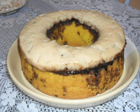 Bolo de cenoura com cobertura de leite condensado cozido e granulado