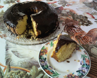 Bolo de laranja com casca com cobertura de chocolate