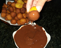 Bolinho de chuva de cenoura com calda de chocolate