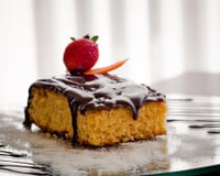 Bolo de cenoura com cobertura de chocolate