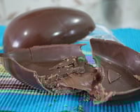 Ovo de Páscoa recheado de Nutella cortado ao meio