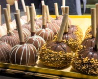 Festa Junina chegando, é hora de como fazer maçã do amor de chocolate decorada: TudoGostoso ensina o passo a passo