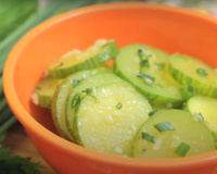Salada de abobrinha que aprendi com a minha mãe e minha avó também fazia para ela: receita bem temperadinha fica pronta num instante
