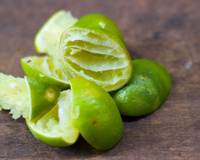 Estão enterrando cascas de limão no quintal e aqui está o motivo pelo qual você deve fazer a mesma coisa