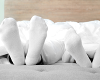 Psicologia explica hábito de dormir de meias: saiba o que significa para a saúde mental