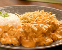 Strogonoff de frango simples e rápido com creme de leite: receita do TudoGostoso para o seu almoço de sábado em família