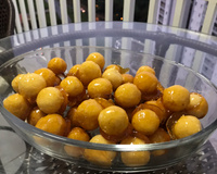 Bala de coco caramelizada (bala baiana ou bala de ovo)