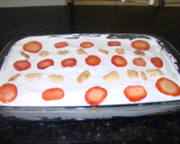 Pavê folhado de doce de leite e morangos