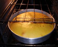 Bolo de cenoura com calda de chocolate