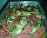 Linguiça com legumes ao forno