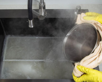 O barato que sai caro: por que despejar água quente no cano da pia pode causar um problemão