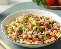 Esta receita de grão-de-bico, que pode ser preparada em poucos minutos, combina abacate, tomate, pepino e queijo