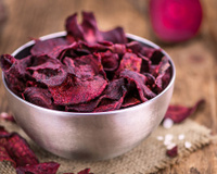 Eu não comia beterraba de jeito nenhum, até que fiz essa receita de chips crocante, salgadinho e assado