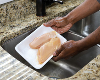 Cuidado com as bactérias! Veja como higienizar a pia após manusear frango e evite a contaminação