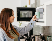 Como manter seu micro-ondas impecável o tempo todo: o truque do papel-toalha