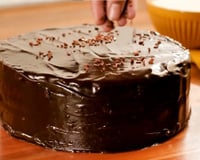 Sem farinha de trigo e beeeeem fofinho: o bolo recheado de liquidificador que vai surpreender todo mundo