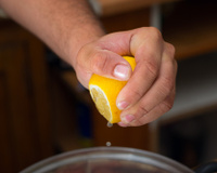 Como utilizar apenas algumas gotas de limão sem estragá-lo