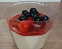 Mousse de iogurte com geleia de morango