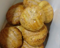 Broinha de fubá amanteigada com erva doce