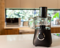 Esse multiprocessador é liquidificador, fatiador, ralador, picador e triturador - e está com mais de 60% OFF