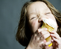 Maneira certa de comer cupcake: confira esse truque