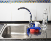 Aprenda a limpar pia de inox sem esforço usando esses ingredientes que você já tem em casa!