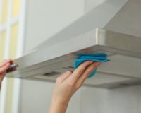 É hora de se livrar de toda a gordura incrustrada do seu exaustor: aprenda como limpar usando um ingrediente que todo mundo tem em casa