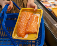 Investigação revela: peixe com uma semana e meia de idade está à venda nas peixarias dos supermercados – especialista não recomenda o consumo