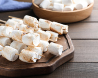 Marshmallow caseiro é delicioso, fácil e muito barato! Aprenda a receita completa aqui no TudoGostoso