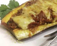 Beringela recheada com carne moída e molho bechamel