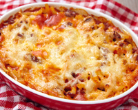 Macarrão gratinado de preguiçoso: só misturar, cobrir com queijo e levar ao forno