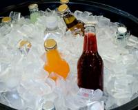 O segredo para gelar bebidas mais rápido usando um ingrediente barato que você já tem em casa