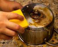 Pouca gente sabe, mas com esses ingredientes naturais você recupera qualquer panela suja e manchada