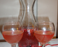 Sangria de champagne com frutos vermelhos