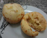 Pão de queijo de liquidificador com calabresa