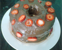 Bolo de chocolate e calda de chocolate