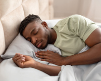 A que horas devemos comer antes de dormir? Especialistas revelam o momento exato