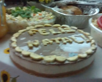 Cheesecake de banana com calda de chocolate