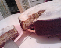 Bolo mesclado com cobertura de beijinho